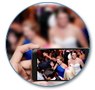 los invitados suben fotos al álbum desde la app para iOS y Android de vuestra boda